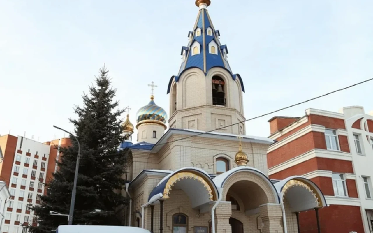 Rusiyada kişi kilsə ziyarətçilərinə bıçaqla hücum etdi